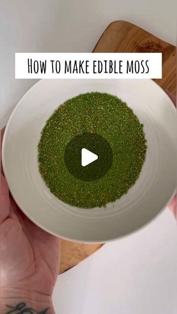 Annamaria Valentino || Mary on Instagram: "Here I show you how to make EDIBLE MOSS !  SAVE this video and refer back to it for future reference. Leave a comment if you found this tutorial useful and how you plan to use this moss on your cookies or other sugar work!  What you will need:  🟢Graham crackers  🟢Gel food colouring: I used Neon Brite Green and Leaf Green by Chefmaster  🟢Vodka Alcohol to dilute the gel food colouring (I am using Spirytus). Don’t worry- you won’t taste the alcohol. It evaporates and becomes tasteless once fully dry! 🟢Ziploc Bags 🟢Rolling Pin  Squeeze a few drops of each colour into a bowl and mix in some alcohol to dilute.  Place  the graham crackers inside a ziploc bag, close the bag and crush the crackers with a rolling pin.  Pour the colour mixture into the Diy Edible Moss For Cake, Edible Moss, Colour Mixture, Easter Sugar Cookies Decorated, Gram Crackers, Edible Grass, Vodka Alcohol, Diy Edible, Easter Sugar Cookies