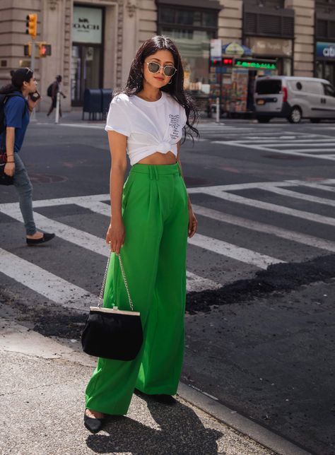 Green Pants Outfit, St Patrick's Day Outfit, Elegante Casual, Green Outfit, Green Pants, Looks Chic, Colourful Outfits, Looks Style, Mode Inspiration