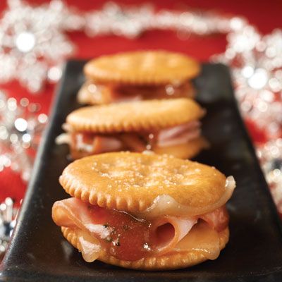 RITZ Monte Cristo Bites  Replace Strawberry jam with Raspberry Jam! Yummy... Ritz Cracker Recipes, Ham And Swiss, Spicy Appetizers, Holiday Party Foods, Cracker Recipes, Ritz Crackers, Snacks Für Party, Finger Food Appetizers, Party Food Appetizers