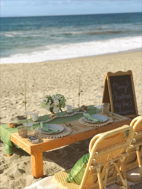 Sage Green Picnic, Beach Pallet Picnic, Birthday Picnic At Beach, Bohemian Beach Picnic, Picnic Luxury, Picnic Birthday Party Aesthetic Beach, Simple Beach Picnic Date, Luxe Picnic, Picnic Aesthetics