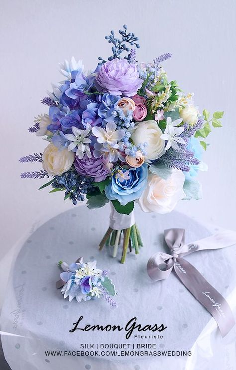 Flowers Blue And White, Lilac Bouquet, Bouquet Bride, Blue Wedding Bouquet, White Lavender, Lilac Wedding, Flower Guide, Blue Wedding Flowers, Prom Flowers