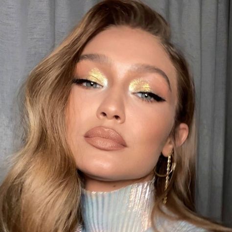 The best spring 2023 makeup trends from fashion week | Glamour UK Gigi Hadid Makeup, Christmas Party Makeup, Classic Makeup Looks, Xmas Makeup, Golden Eye Makeup, Golden Makeup, Makeup Looks For Green Eyes, New Year's Makeup, New Years Eve Makeup