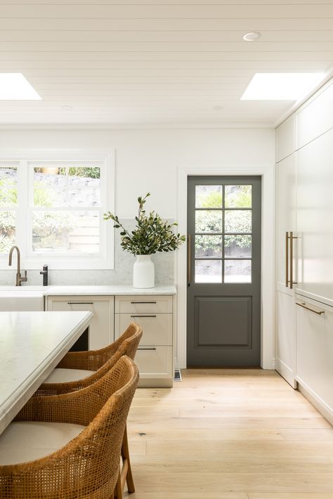 Beach Cottage Kitchens, Cottage Tiny House, Bungalow Kitchen, Brown House, Building Renovation, Cottage Kitchens, Modern Coastal, Beach Cottage, Beach Home