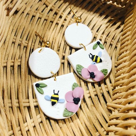 Bee Spring Polymer Clay Earrings Polymer Clay Bee Earrings, Polymer Clay Bee, Spring Polymer Clay, Polymer Clay Flower Jewelry, Fruit Flowers, Clay Flower, Clay Jewellery, Bee Earrings, Polymer Clay Flowers