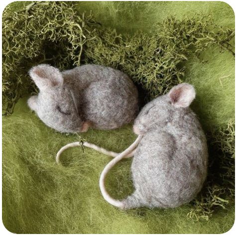 Mouse Sleeping, Sleeping Mouse, Felt Mice, Seahorse Jewelry, Needle Felted Mouse, Crocheted Animals, Felted Mouse, Field Mouse, Needle Felting Tutorials