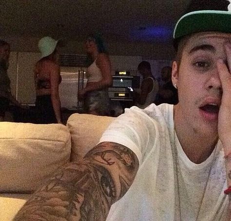 Justin Beiber Shirtless, Justin Bieber Family, Justin Bieber Funny, Tumblr Girly Aesthetic 2013, Beiber Fever, Justin Bieber 2014, Justin Bieber Selena Gomez, Justin Bieber Posters, Justin Bieber Wallpaper