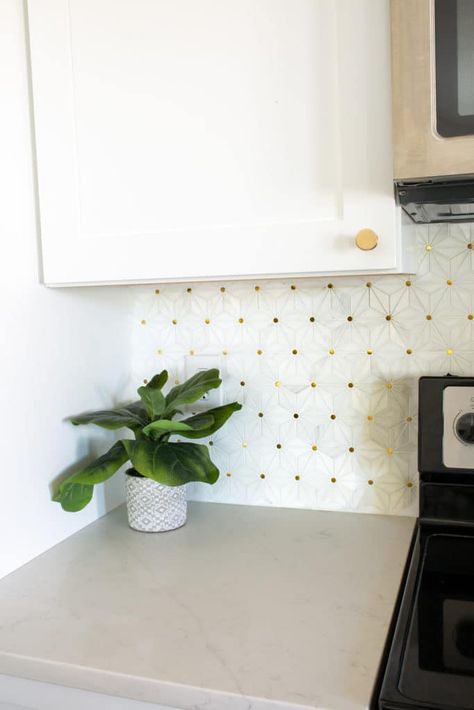 Mid Century Modern Backsplash, Backsplash Ideas With Oak Cabinets, Oak Cabinets Kitchen, Kitchen Backsplash With White Cabinets, Modern Tile Backsplash, Kitchen Wall Tiles Design, Backsplash Kitchen White Cabinets, Backsplash For White Cabinets, Backsplash With White Cabinets