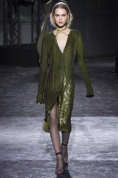 Nina Ricci Fall 2016 Ready-to-Wear collection, runway looks, beauty, models, and reviews. Olive Green Fashion, Camille Hurel, Lineisy Montero, Flat Water, Neo Gothic, فستان سهرة, Runway Collection, 2016 Fashion, Fall 2016