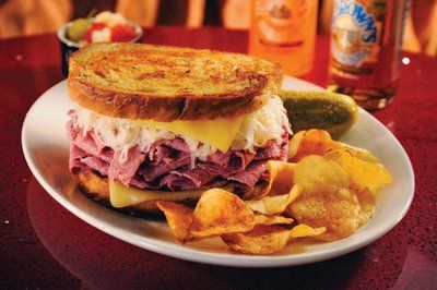 How+to+make+10+types+of+Reuben/Rachel+Sandwiches Best Reuben Sandwich, Ruben Sandwich, Rachel Sandwich, Reuben Sandwich Classic, Ny Cheesecake, Best Sandwich Recipes, Pastrami Sandwich, Reuben Sandwich, Pub Food