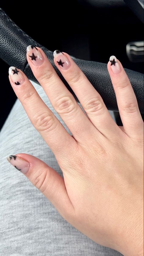 Clear Nails With Black Stars, Emo Gel Nails Short, Star Nails Almond Shape, Short Mail Designed, Clear Nails With Stars, Short Rockstar Nails, Mail Art Short Nails, Stargirl Nails Aesthetic, Star Nails Black And White