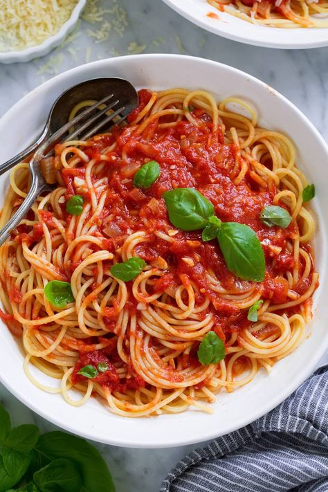 Homemade Marinara Sauce - so much better than the bottled stuff! This is authentic, fresh tasting sauce that you'll want to make again and again! Perfect over just about any type of pasta or served with cheese tortellini. It freezes really well too! #marinara #sauce #recipe #italianfood #dinner #lunch Garden Canning, Spaghetti Marinara, Italian Gravy, Best Marinara Sauce, Pasta Vegetarian, Homemade Marinara Sauce, Sauce Spaghetti, Marinara Sauce Recipe, Marinara Sauce Homemade