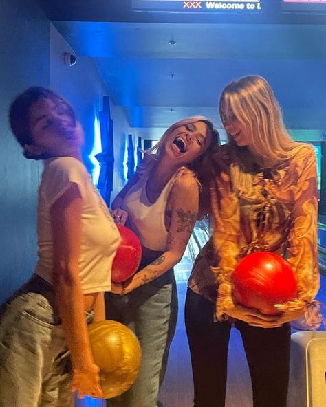 Aesthetic Bowling Pictures, Bowling Aesthetic Pictures, Bowling Alley Outfit, Bowling Alley Photoshoot, Bowling Outfit Aesthetic, Bowling Photoshoot, Bowling Pics, Bowling Photos, Bowling Outfit Ideas