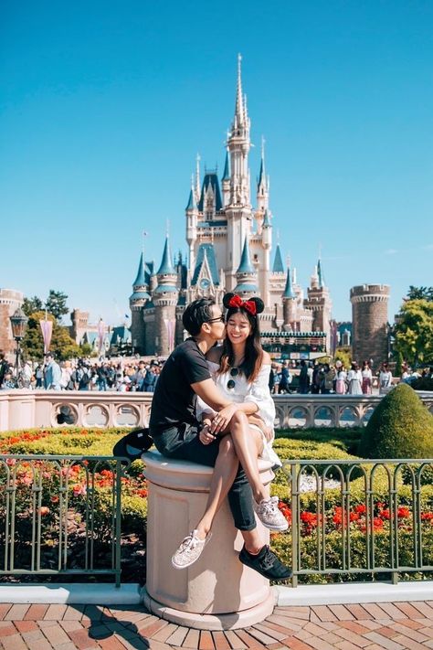 Disneyland Couples Outfits, Disneyland Couples Pictures, Japan Shibuya, Disney Poses, Tokyo Harajuku, Disneyland Photography, Tokyo Photos, Disney Tokyo, Paris Couple