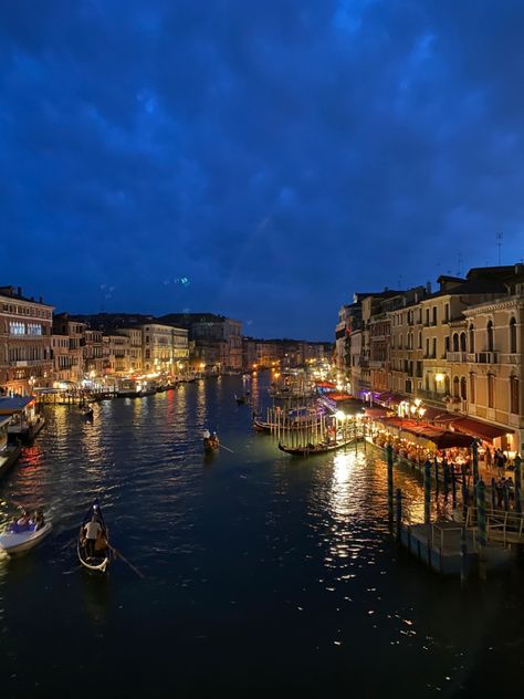 Beautiful Night Pictures, Night Asthetics Photos, Europe At Night, Venice Nightlife, Milan Italy Night, Venice Italy At Night, Venice Night, Italy At Night, Water At Night