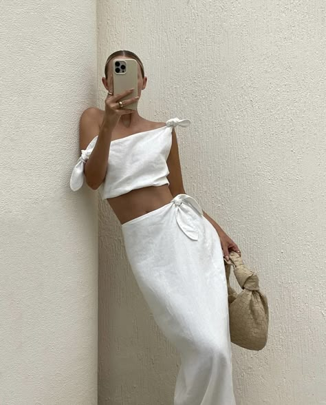 alexandra sage Boho Summer Outfits Beach, Alexandra Sage, Linen Summer Outfits, Earthy Vibes, Greece Outfit, European Summer Outfits, Fits Aesthetic, Maxi Rok, Dinner Outfits