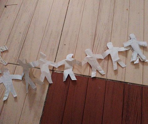 Paper Continuous People Chain in 5 Minutes People Chain Craft, Paper People Chain, Feeling Alive, Paper Chain, Paper People, Paper Chains, Diy Projects For Kids, Trash To Treasure, Handmade Business