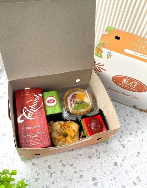 Bingkisan Snack, Snack Box Packaging, Food Business Ideas, Catering Ideas Food, Bakery Packaging, Traditional Cakes, Food Combining, Catering Food, Snack Box