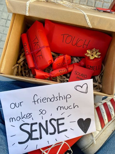 Cute Box Present Ideas, Gifts Ideas For Guy Friends, Sense Birthday Gift Ideas, Senses Gifts For Best Friend, Friendship Presents Ideas, Diy Gift For Friends Christmas, Bff Gift Ideas Christmas, 6 Senses Gift Ideas, Bsf Gift Ideas Diy