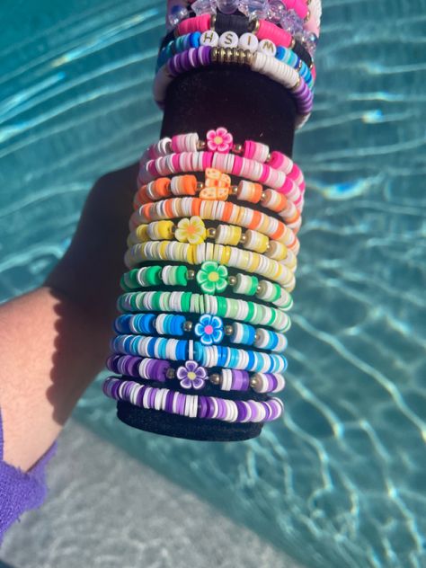 Clay Bead Pop Up Stand, Clay Bracelet Ideas Y2k, Bracket Colors, Bead Flower Bracelet, Y2k Bracelets, Preppy Bracelets, Crystal Bead Jewelry, Bracelet Inspo, Bracelets Ideas