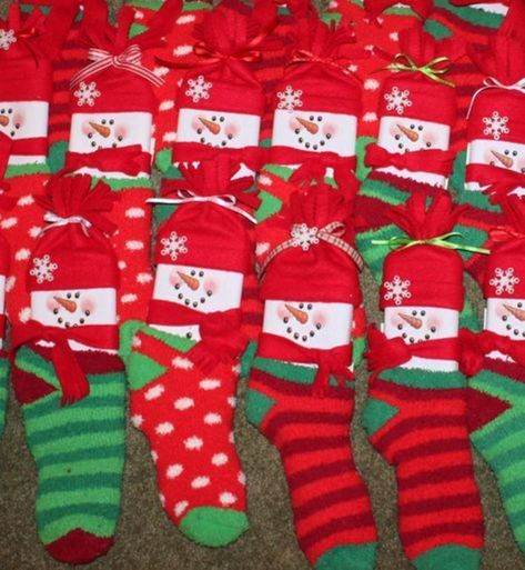 Christmas Diy Snacks, Diy Christmas Gifts For Coworkers, Unique Christmas Gifts Diy, Cute Christmas Presents, Employee Christmas Gifts, Christmas Socks Gift, Gag Gifts Christmas, Diy Christmas Presents, Christmas Gifts To Make