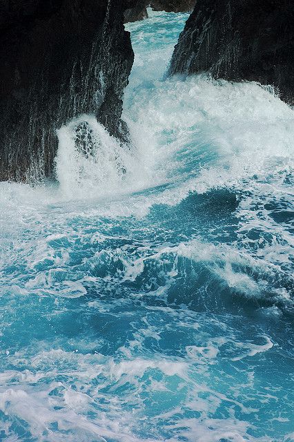 torquoise. Rushing Water, The Ancient Magus Bride, Waves Crashing, Hur Man Målar, Ocean Scenes, Deep Blue Sea, Sea Waves, Water Waves, Sea And Ocean