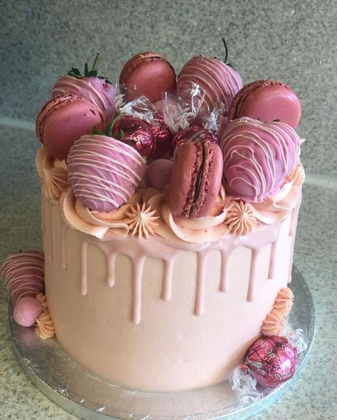 Pink Dipped Strawberries, Lindt Cake, Pink Drip Cake, Chocolate Video, Dipped Strawberries, Wilton Cakes, Chocolate Drip, Birthday Cake Recipe, Strawberry Dip