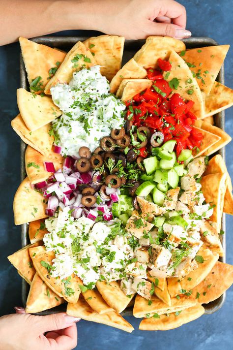 Skinnyms Recipes, Greek Nachos, Homemade Pita Chips, Homemade Pita, Pan Cooking, Easy Mediterranean Diet Recipes, Pan Dinners, Nachos Recipe, Pan Meals