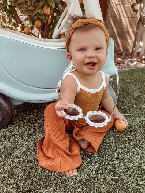 Bell bottom pants daisy sunglasses cute baby girl baby fashion Baby Boy Hippie Costume, Boho Newborn Outfit, Hippe Outfits, Hippy Baby, Toddler Bell Bottom Outfit, Hippie Baby Girl, Hippie Baby Dress, Baby Girl Bell Bottom Outfit, Baby Bell Bottoms