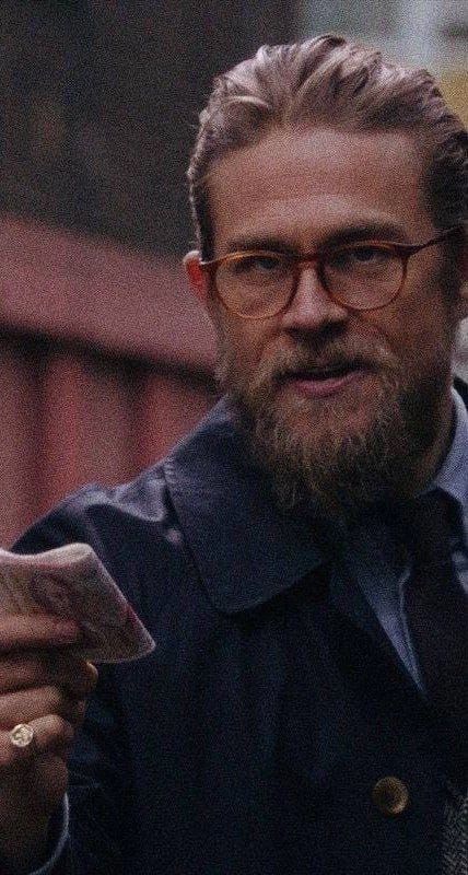 Guy Ritchie Aesthetic, The Gentlemen Movie Wallpaper, The Gentlemen Movie Style, The Gentlemen Aesthetic, The Gentlemen Wallpaper, Charlie Hunnam Aesthetic, Charlie Hunnam Wallpaper, Glasses Aesthetic Men, Gentleman Wallpaper