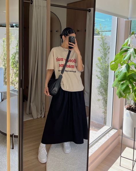 Oversized Tee With Skirt, Oversize Tshirt Outfits, Tshirt Oversized, Long Skirt Outfits, Fashion Mistakes, Tshirt Outfits, Style Mistakes, Oversized Tee, Black Skirt