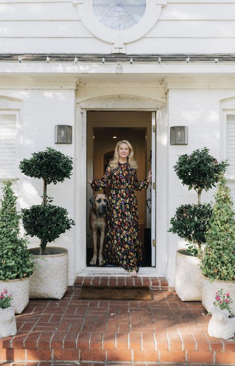 A Holiday Dinner at Home in Dallas With Former ‘Deb of the Decade’ Cornelia Guest Cornelia Guest, Vintage Cutlery, Slim Aarons, Dinner At Home, Pretty Tables, Friends Laughing, Formal Dinner, Holiday Dinner, Event Catering