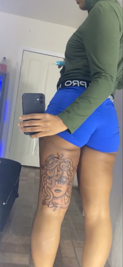 Baddie Medusa Tattoo, Medusa Black Woman Tattoo, Medusa Thigh Tattoo Black Women, Medusa Tattoo On Black Women, Thigh Tattoos Women Medusa, Medusa Tattoo On Leg, Medusa Thigh Tattoo Women, Medusa Back Tattoo Women, Medusa Tattoo On Thigh