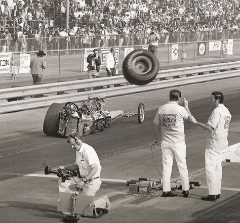 There goes the tire Wojskowy Humor, Top Fuel Dragster, Nhra Drag Racing, Drag Bike, Top Fuel, Vintage Nascar, Drag Racing Cars, Drag Racer, Vintage Race Car