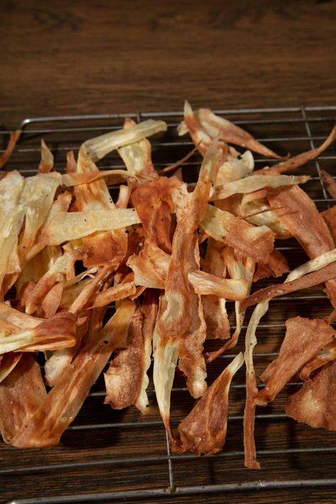 A simple recipe for homemade salt and pepper parsnip crisps. Curried Parsnip Soup, Parsnip Crisps, Parsnip Chips, Parsnip Soup, Vegetable Crisps, Air Fryer Recipes Healthy, Parsnips, Fruit And Veg, Vegan Snacks