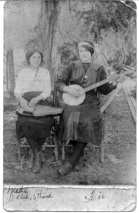 Sarah and Maybelle Carter - said to be about 8 years before their first recording. Women Actors, Appalachian People, Johnny And June, Pioneer Life, Gfx Design, Mountain Music, Carter Family, The Carter, Bluegrass Music