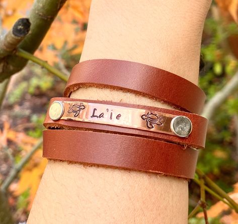 Egyptian Bracelet, Sand Dollar Necklace, Bracelet Quotes, Personalized Leather Bracelet, Bracelets With Meaning, Hook Bracelet, Bracelet Christmas, Hawaiian Jewelry, Brown Leather Bracelet