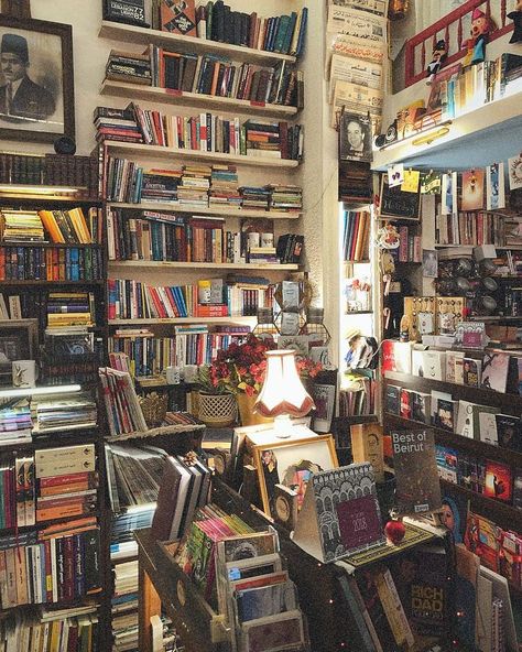 Messy Library Aesthetic, Messy Book Shelf, Cluttered Bookshelf Aesthetic, Crowded Bookshelves, Messy Bookshelf Aesthetic, Messy Library, Messy Bookshelf, Grunge Aesthetic Room, Interior Design Organization