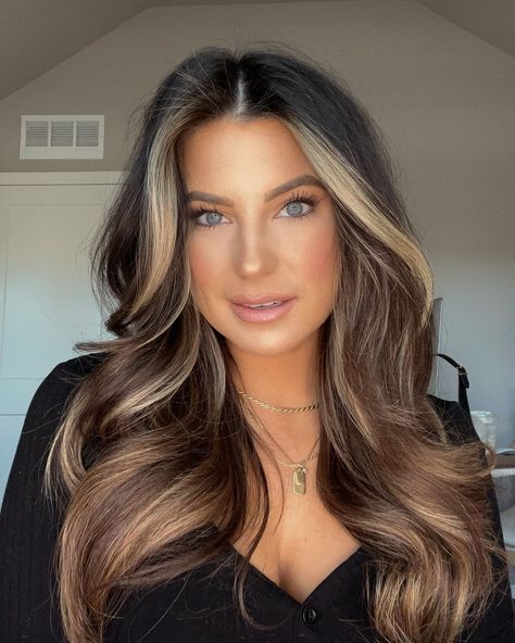 Summer Highlights For Dark Brown Hair Long Layered, Hair Streaks For Brown Hair, Blonde Ideas, Grey Blending, Balayage Straight Hair, Hairstyles Girl, Hair Pics, Dark Blonde Hair Color, Cabello Hair