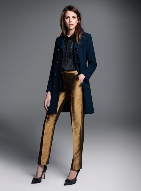 Gold Pants Outfit, Gold Trousers, Metallic Trousers, Gold Pants, Trouser Outfit, Cold Weather Outfits, Classic Outfits, Casual Street Style, Night Outfits