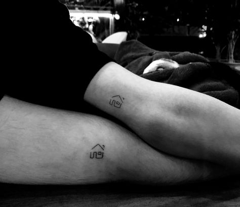 Couple Minimal Tattoo Ideas, Couple Set Tattoo, Set Tattoo Couple Minimal, Couple Minimal Tattoo, Minimalistic Couple Tattoo, Minimal Couple Tattoo Ideas, Couple Simple Tattoos, Minimalist Matching Tattoos Couple, Couple Mini Tattoo