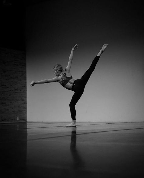 Aesthetic Dance Photos, Dancer Lifestyle Aesthetic, Modern Dance Aesthetic, Contemporary Dance Photography, Black And White Dance, Dance Motivation, Dance Background, Dancer Lifestyle, Dance Aesthetic