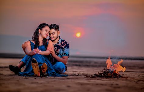 Beach Stills, Couple Poses Outdoor, Beach Pre Wedding Shoot, Beach Pre Wedding, Wedding Photoshoot Beach, Post Wedding Photoshoot, Pre Wedding Photoshoot Beach, Sibling Photography Poses, Fire Camp