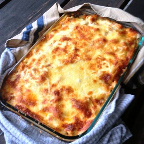 Pasticcio di Pasta Al Forno. Literal translation?  From the Italian. Oven baked pasta pie.  Known quite simply and affectionately as pasta bake in our house. There are many different variations of ... Oven Baked Pasta, Yogi Food, Pasta Pie, Baked Pasta, Jamie Oliver Recipes, Baked Pasta Recipes, Italian Kitchen, Entertaining Recipes, Pasta Bake