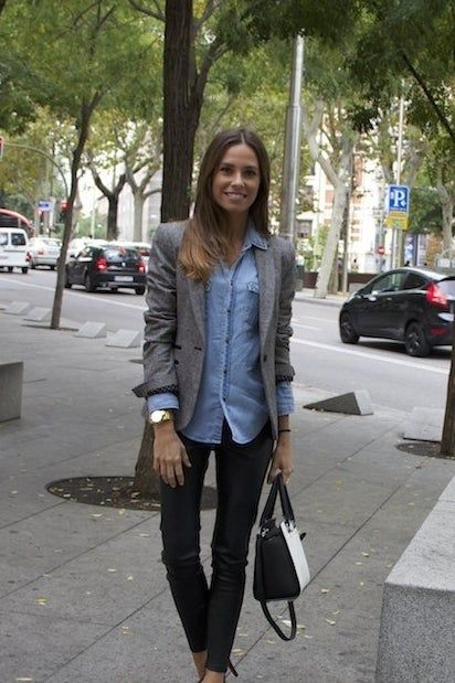 Lista para esa reunión de trabajo: camisa de denim, blazer gris, leggings tipo cuero y un buen bolso. Outfit Con Blazer Gris Casual, Outfit Saco Gris, Outfit Con Blazer Gris, Gray Blazer Outfit Women, Look Working Girl, Summer Office Outfits, Looks Jeans, Ladies Day Dresses, Blazer Outfits For Women