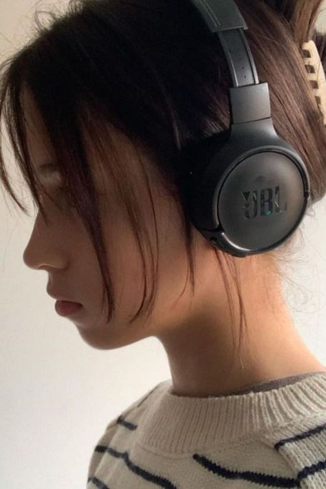 Headphone Outfit, Jbl Headphones, Cute Headphones, Girl With Headphones, Black Headphones, Pinterest Girls, Black Aesthetic, In Ear Headphones, Headphones