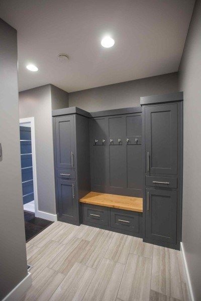 Top 70 Best Mudroom Ideas - Secondary Entryway Designs Mudroom Entrance, House Mudroom, Mudroom Cabinetry, Mudroom Ideas Entryway, Entryway Designs, Foyer Paint, Small Mudroom Ideas, Functional Mudroom, Laundry Room/mudroom