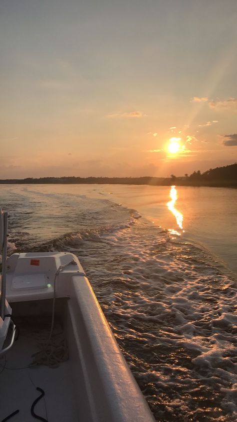 Boat Day Aesthetic, Charleston South Carolina Vacation, Aesthetic Sunset Pictures, South Carolina Lowcountry, Trendy Lifestyle, Boat Day, University Of Richmond, College Of Charleston, Charleston Travel