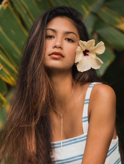 Google image Hawaiian Woman, Shave Ice, Hot Day, Female Portraits, Lilo Stitch, Waiting In Line, Island Girl, Phone Call, Tahiti