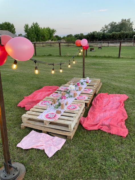 Strawberry Themed Party, Picnic Themed Parties, Strawberry Picnic, Picnic Party Decorations, 15th Birthday Party Ideas, Birthday 20, Party Backyard, Sweet Sixteen Birthday Party Ideas, Backyard Birthday Parties