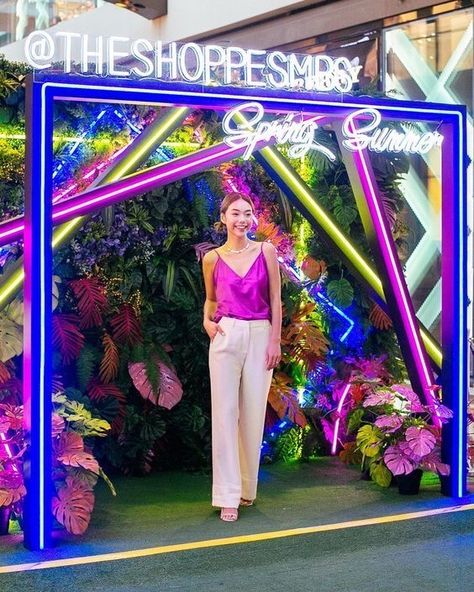 Neon Photobooth, Instagram Booth, Photobooth Ideas, Photo Booth Design, Selfie Wall, Neon Jungle, Event Booth, Photo Zone, Shotting Photo